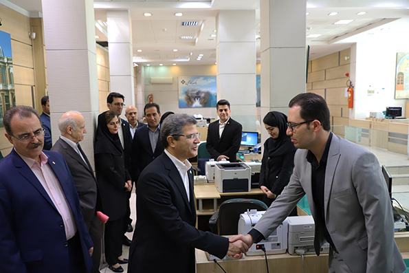 بازدید مدیرعامل بانک کارآفرین از 2 شعبه در تهران