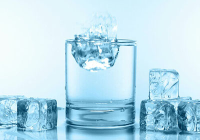 خطرات نوشیدن آب یخ