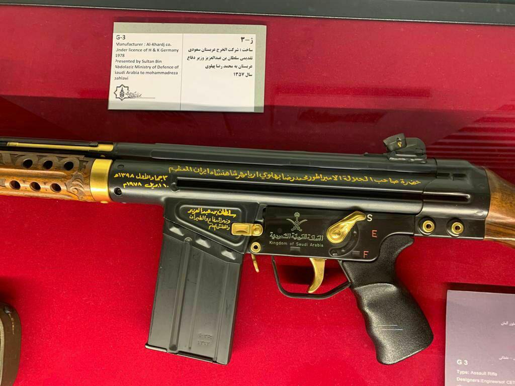 اسلحه ژ3 ساخته شده از طلا؛ هدیه وزیر دفاع عربستان به محمدرضا پهلوی (عکس)