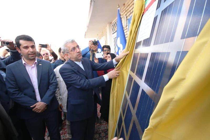 افتتاح نیروگاه خورشیدی با مشارکت بانک حکمت