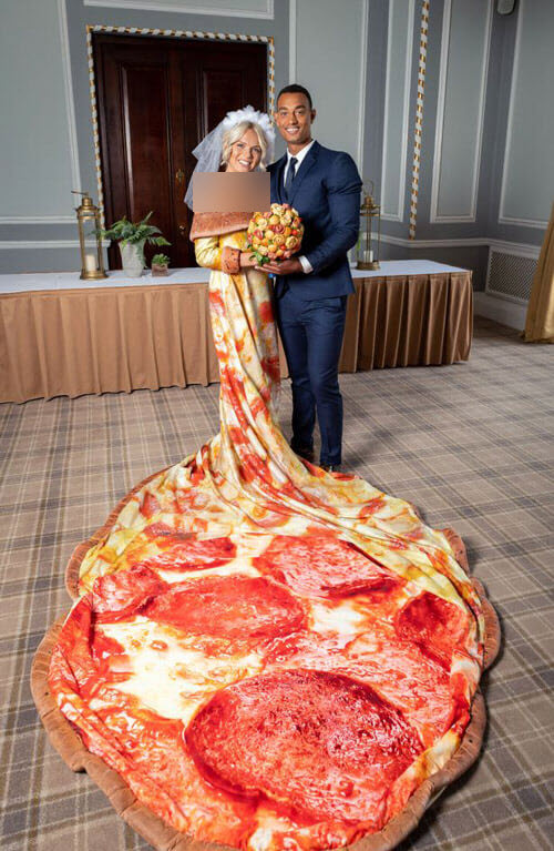 لباسی از پیتزا بر تن عروس خانم(+عکس)