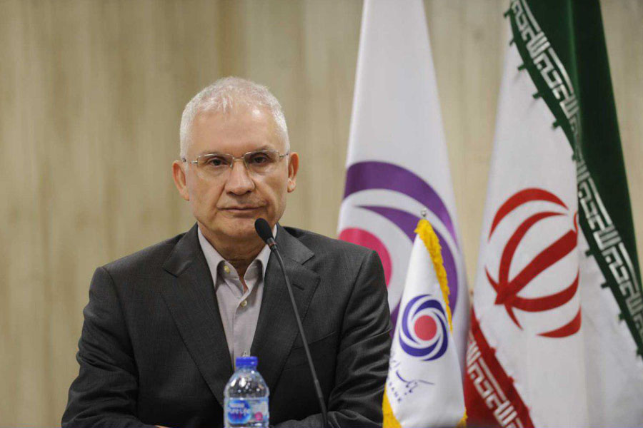 مدیر عامل بانک ایران زمین: راه گذر از شرایط کنونی، حمایت از تولید داخلی