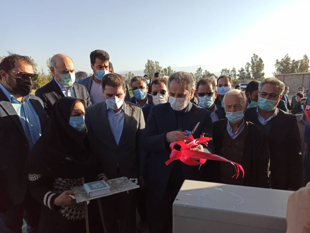 وزیر جهاد کشاورزی پروژه ۱۲۰ هکتاری آبیاری تحت فشار در جیرفت را افتتاح کرد