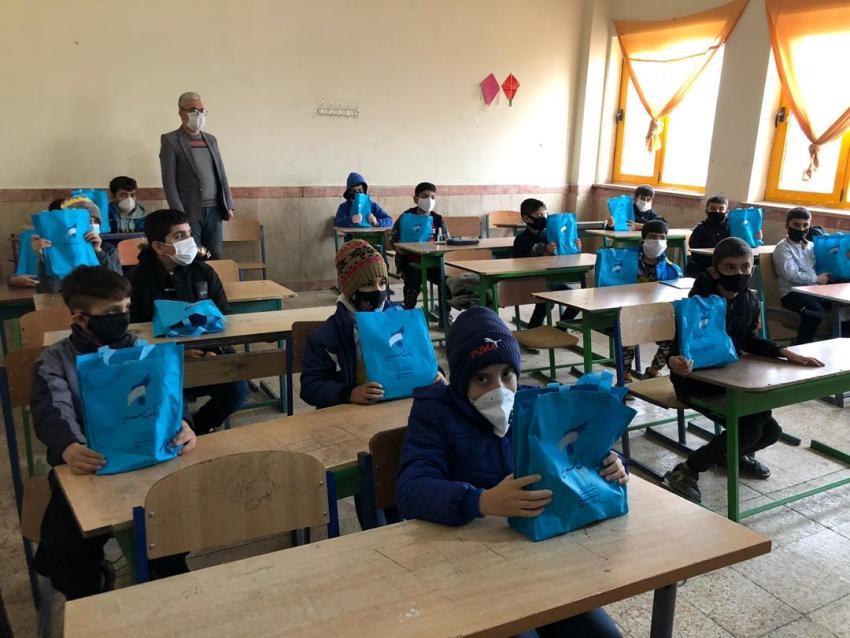هدایای بانک سرمایه به دانش‌آموزان مدارس مناطق محروم