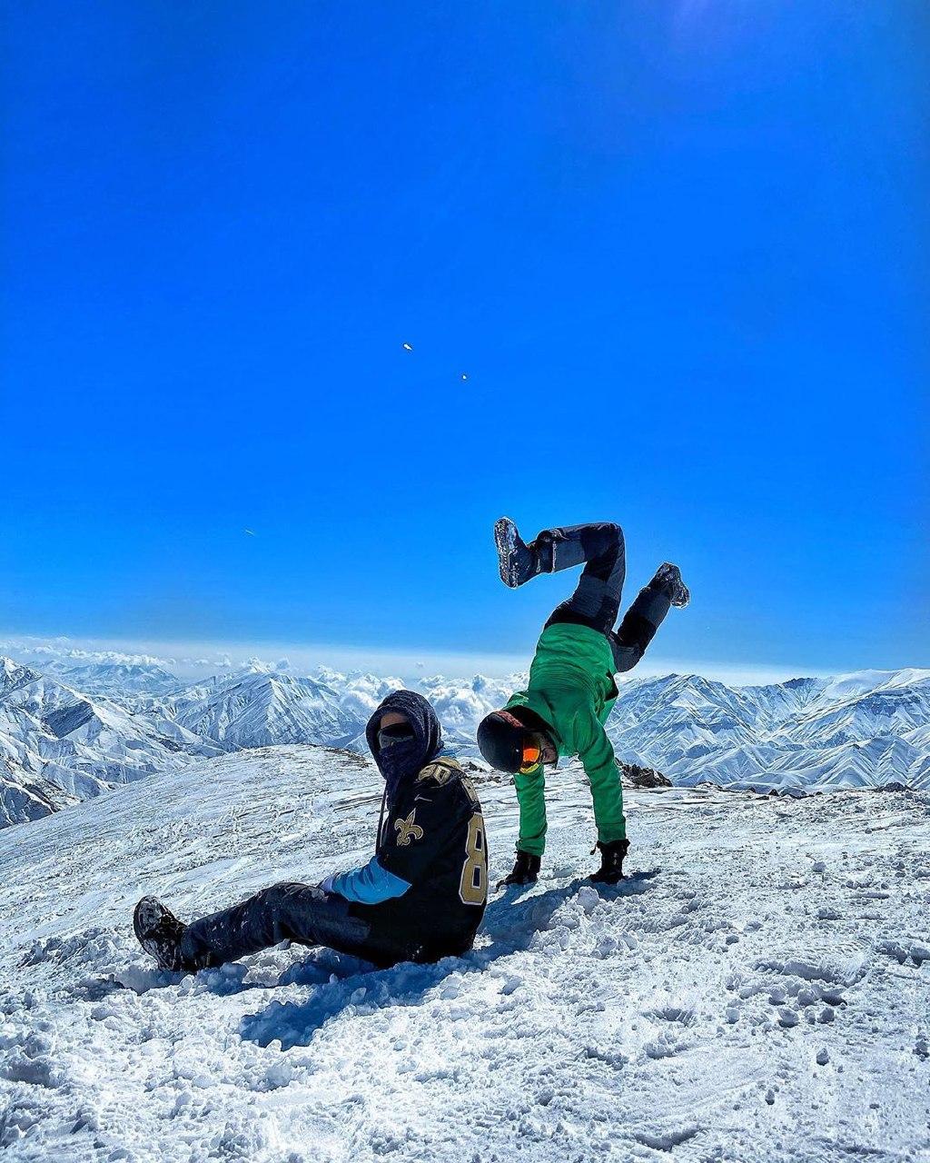 برف بازی سیاوش خیرابی و دوستانش در شرایط کرونایی+عکس