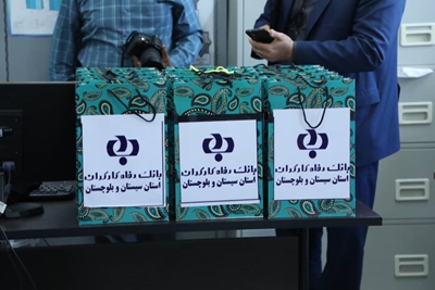تبلت های اهدایی بانک رفاه به دانش آموزان سیستانی رسید