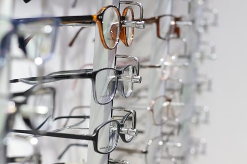 در انتخاب عینک طبی خود بیشتر دقت کنید!