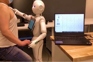 رباتی که با لمس بدن فشار خون را اندازه‌گیری می‌کند
