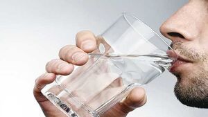 خوردن آب همراه غذا مضر است یا خیر؟