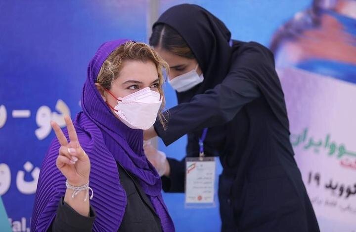 دنیا مدنی واکسن ایرانی کرونا تزریق کرد / عکس