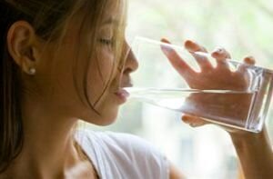 نوشیدن آب هنگام غذا خوردن