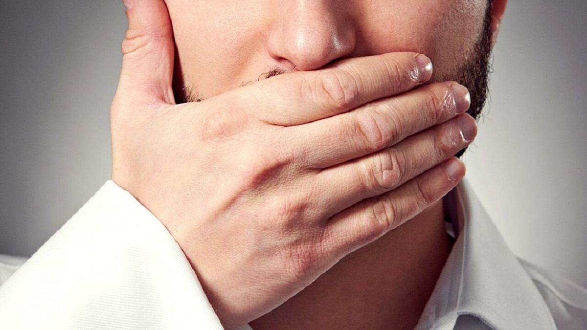 بوی بد دهان چه خطراتی دارد؟
