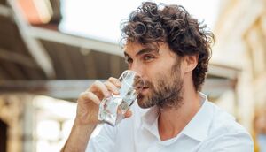 ۶ مزیت نوشیدن آب گرم با معده خالی