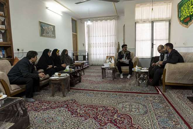 دیدار جمعی از مسئولان شرکت مس با خانواده شهیدان در رفسنجان