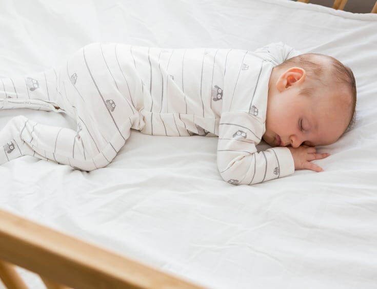 چه زمانی کودک می‌تواند روی شکم خود بخوابد؟