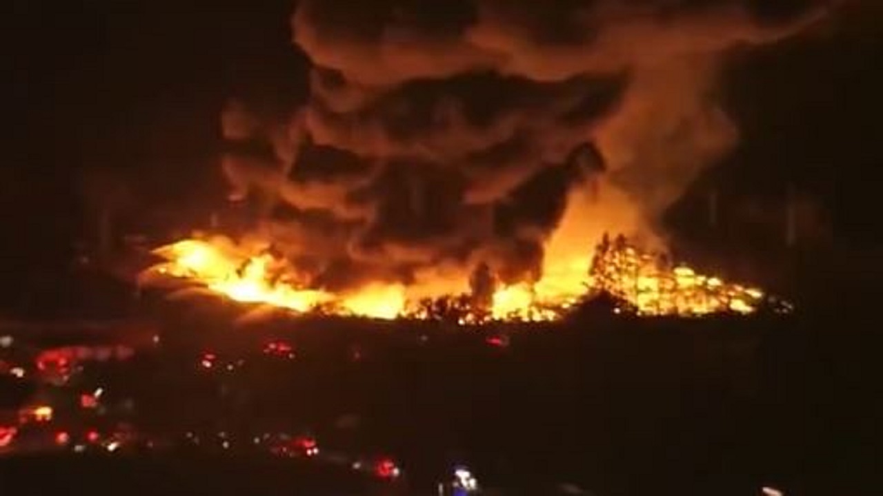 آتش سوزی مهیب در کارخانه تولید مواد پلاستیکی در فلوریدا