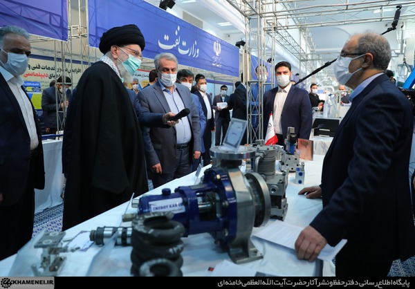 بازدید رهبر معظم انقلاب اسلامی از غرفه وزارت صنعت معدن و تجارت در نمایشگاه توانمندی های صنعتی