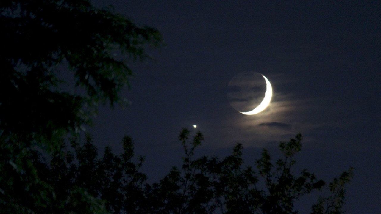 منجمان رویت هلال ماه های قمری را در شامگاه ۲۹ ماه انجام می دهند