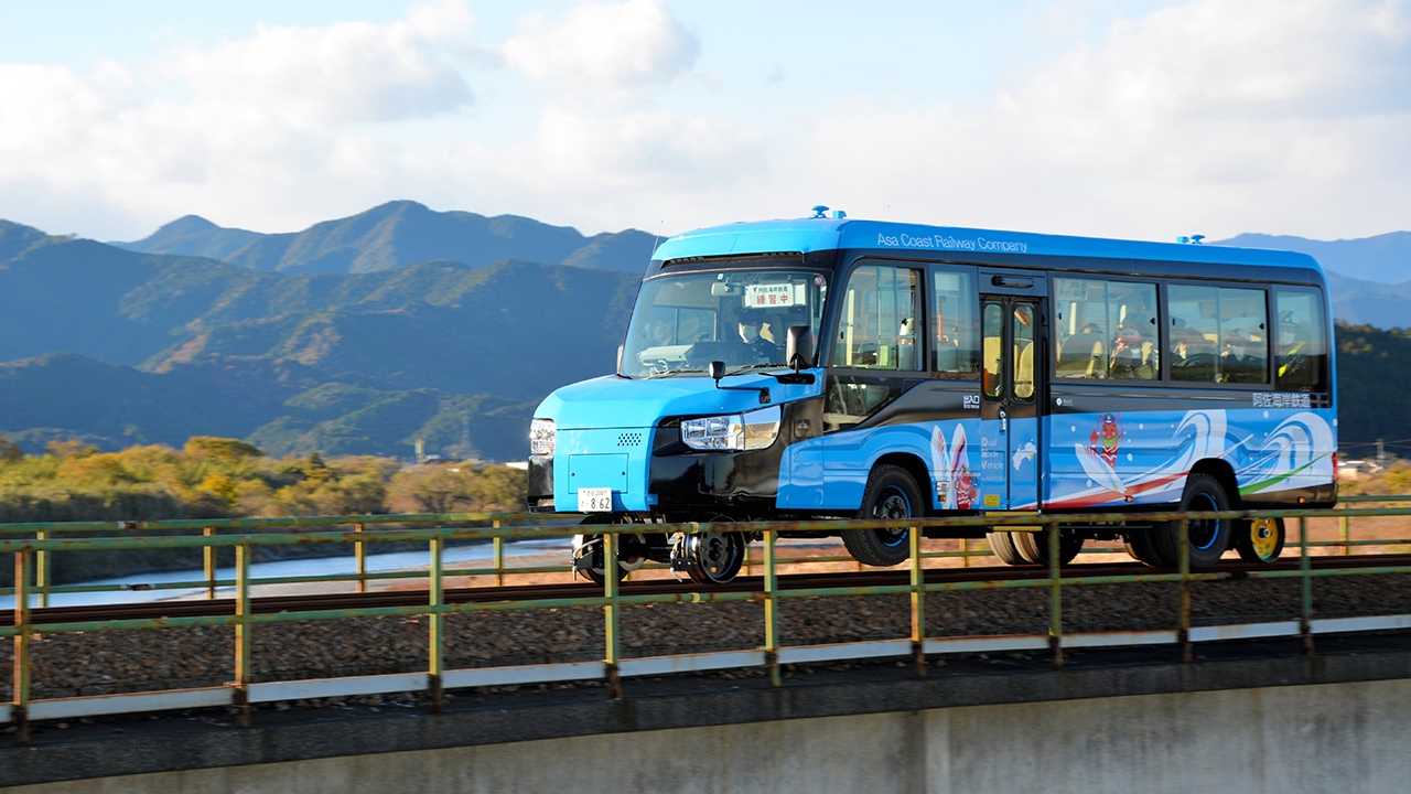 ژاپن اولین وسیله نقلیه دو حالته جهان را تولید کرد