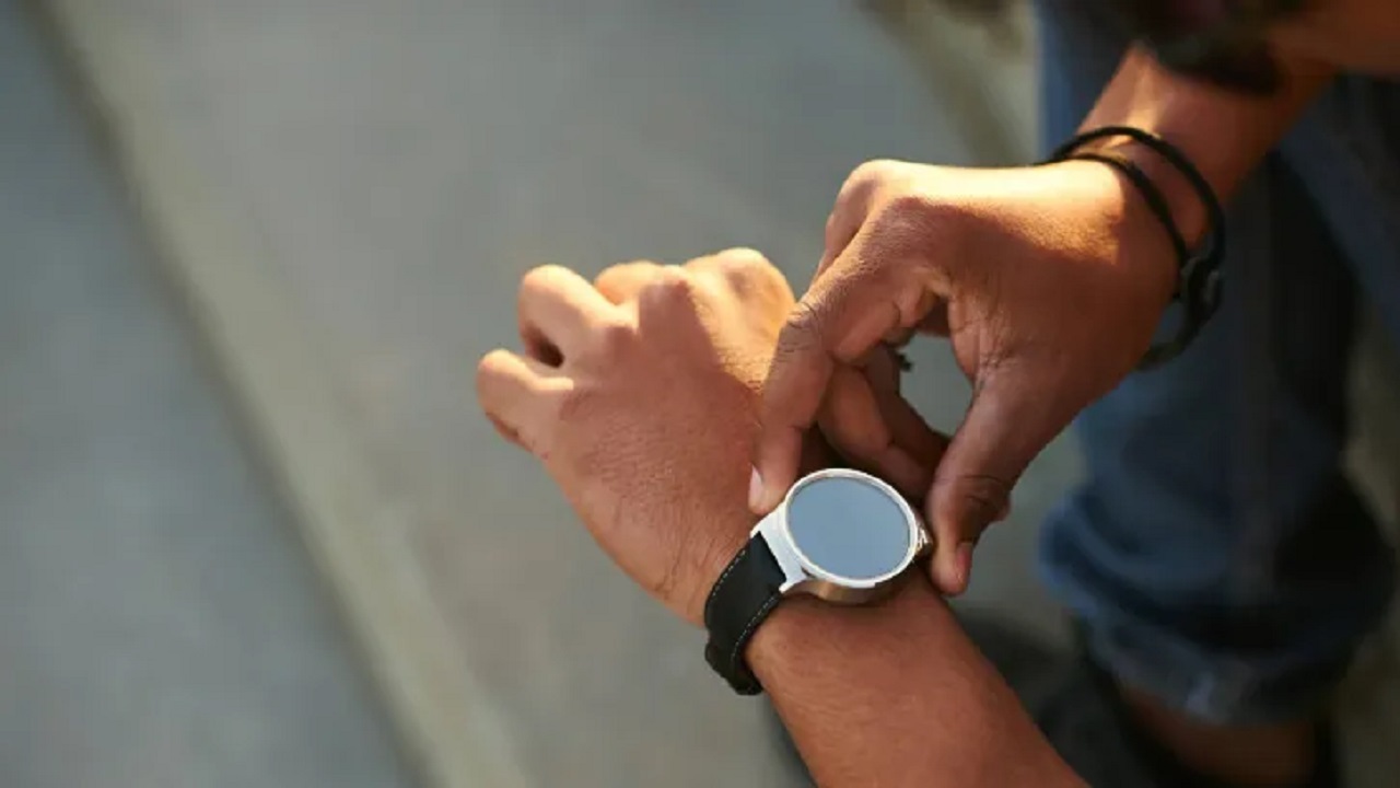 انگلیس از ساعت هوشمند برای کنترل مجرمان مهاجر استفاده می‌کند