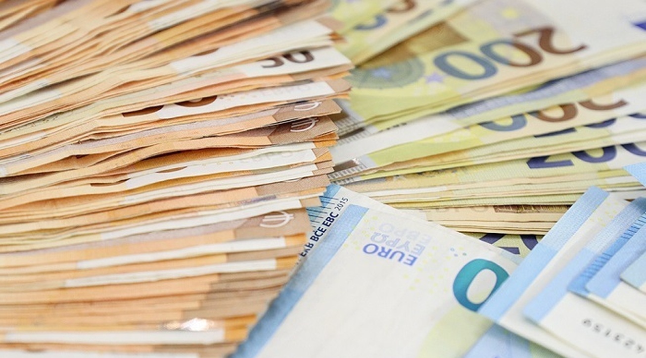 کاهش قیمت دلار و یورو توافقی در اولین روز هفته