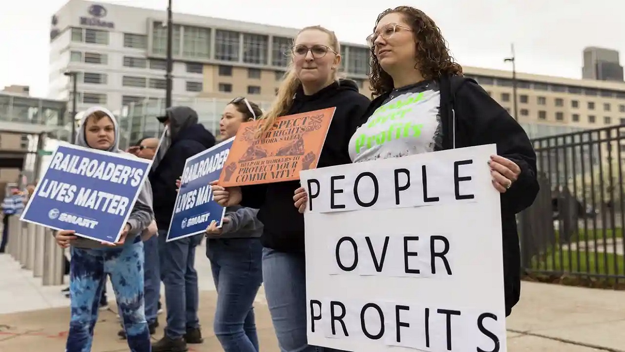 کارکنان بخش ریلی آمریکا اعتصاب می‌کنند