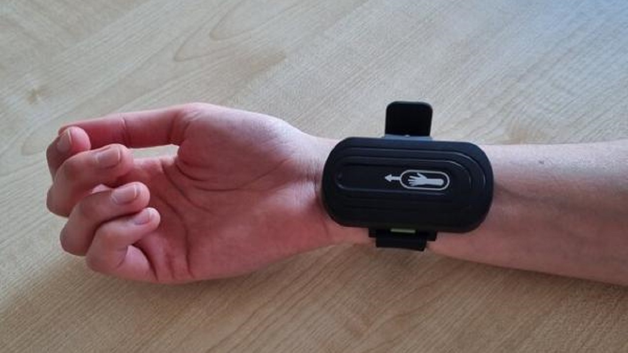 کاهش تیک‌های عصبی با کمک یک دستبند هوشمند