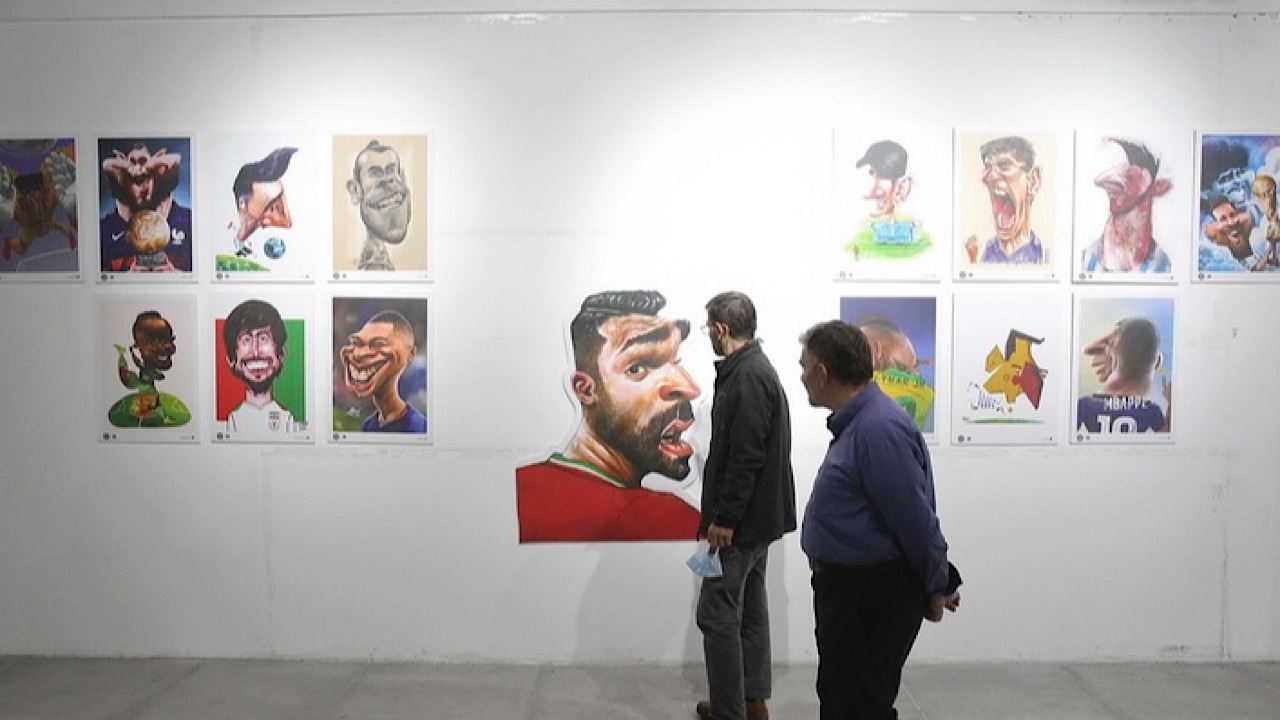 کاریکاتور چهره‌های مشهور فوتبالی در نمایشگاه جام جهانی ایران