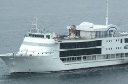 پهلوگیری نخستین کشتی رستوران کروز به نام رویای دریا در بندرگاه کیش