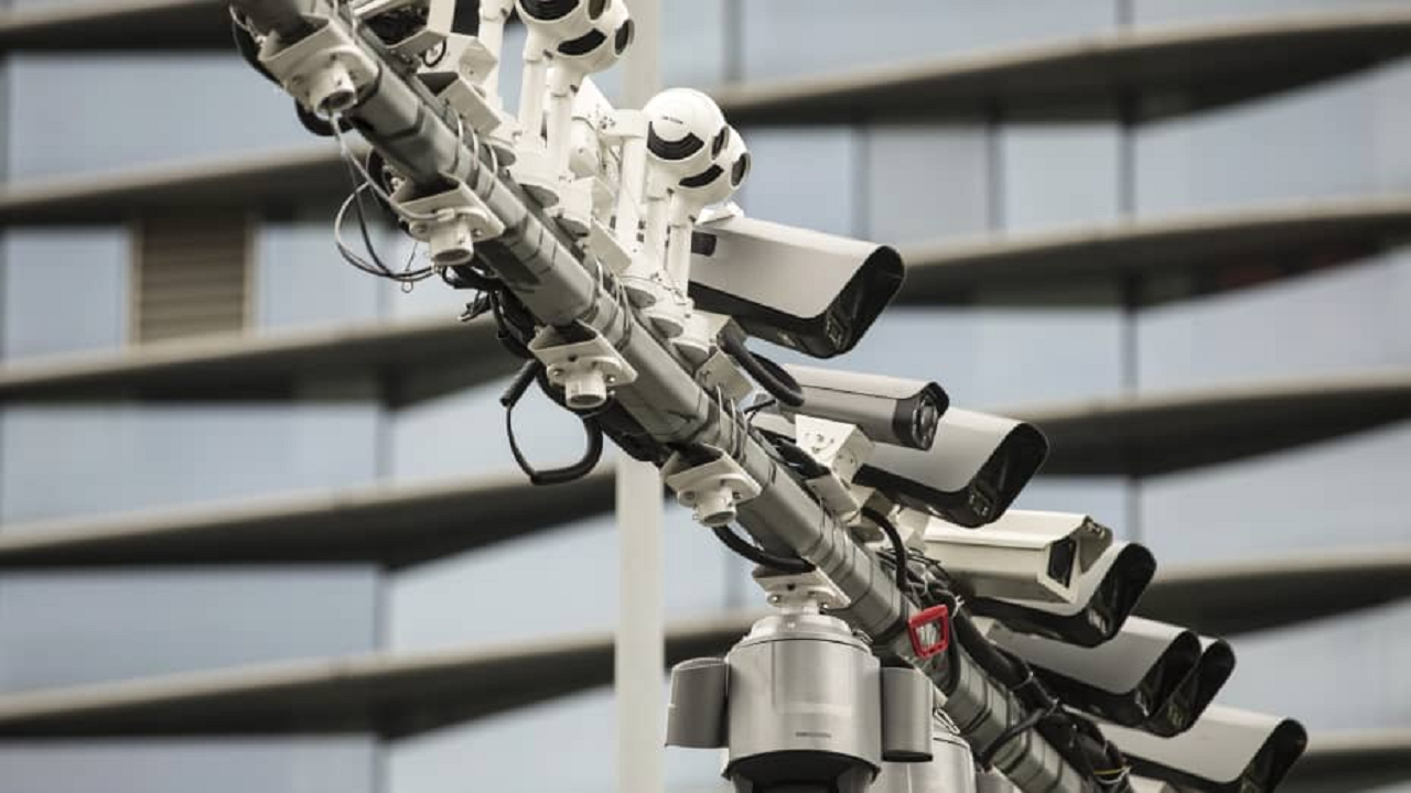 انگلیس استفاده از دوربین‌های نظارتی چینی را در مکان‌های «حساس» ممنوع کرد