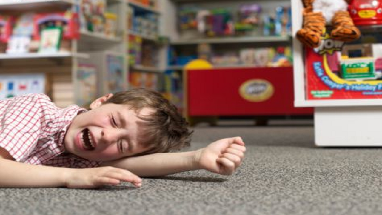 چالش گریه کودک مقابل مغازه‌ها برای خریدن اسباب بازی/ وقتی بچه گیر می‌دهد چه کنیم؟