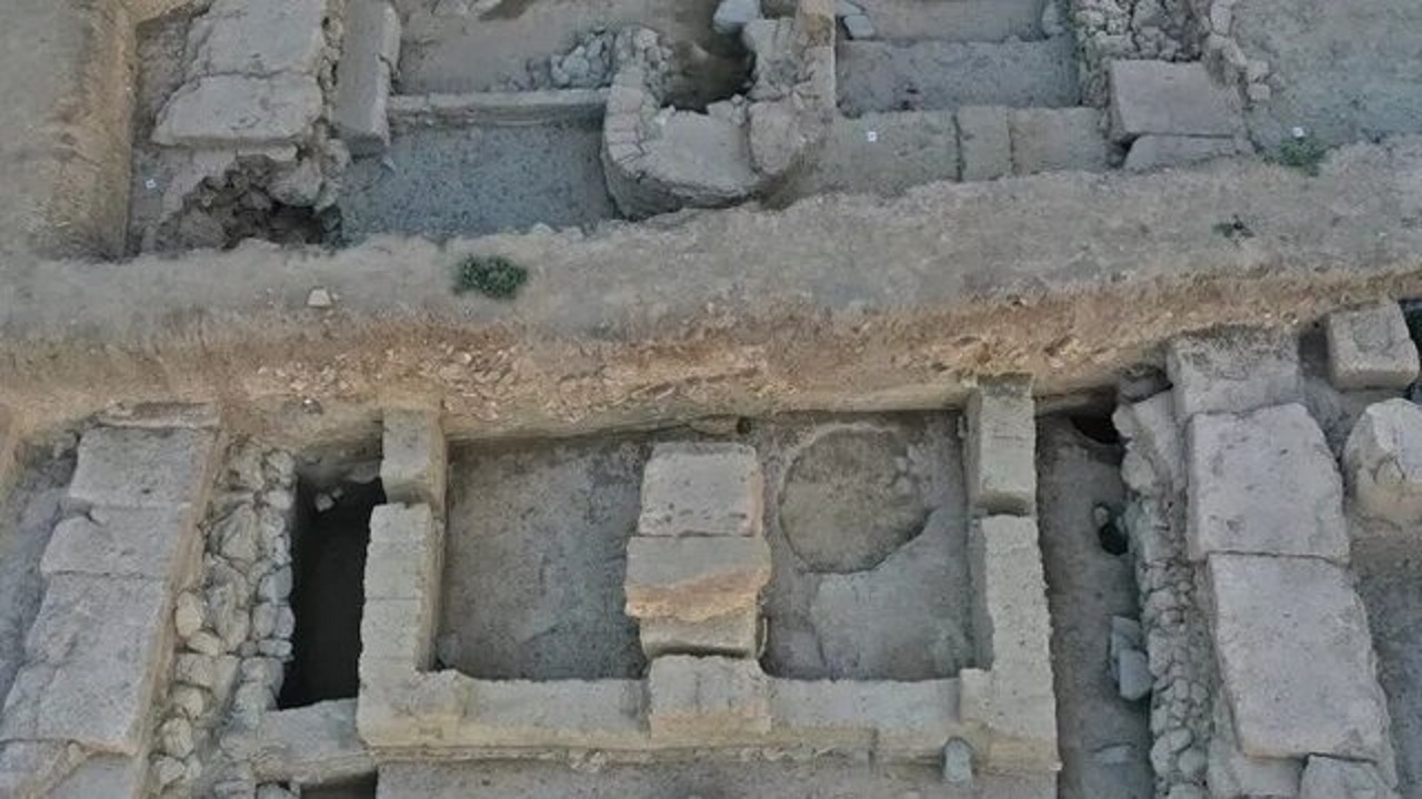 کشف یک معبد ۲۷۰۰ ساله به همراه پیشکش‌هایش در یونان