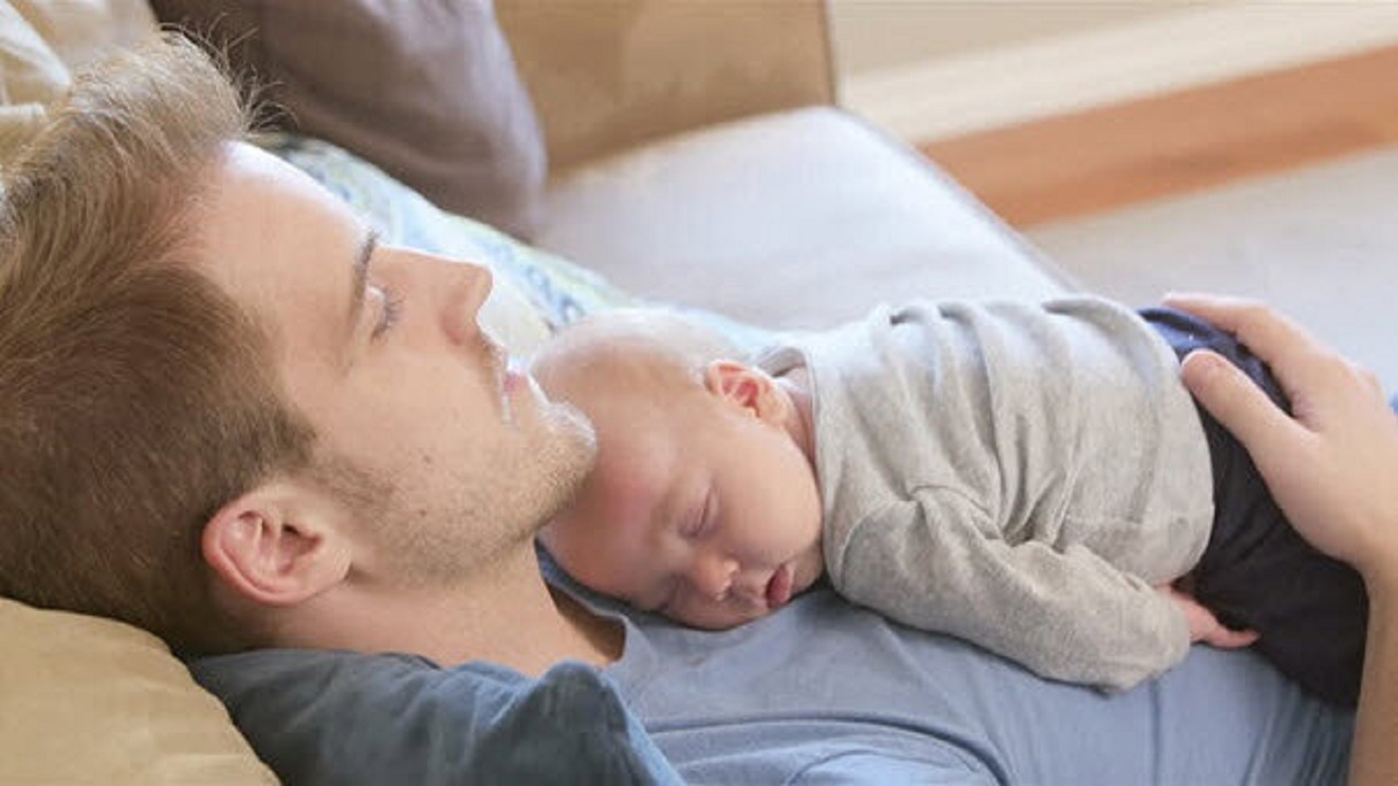 چرا خوابیدن با نوزاد در تخت مشترک خطرناک است؟