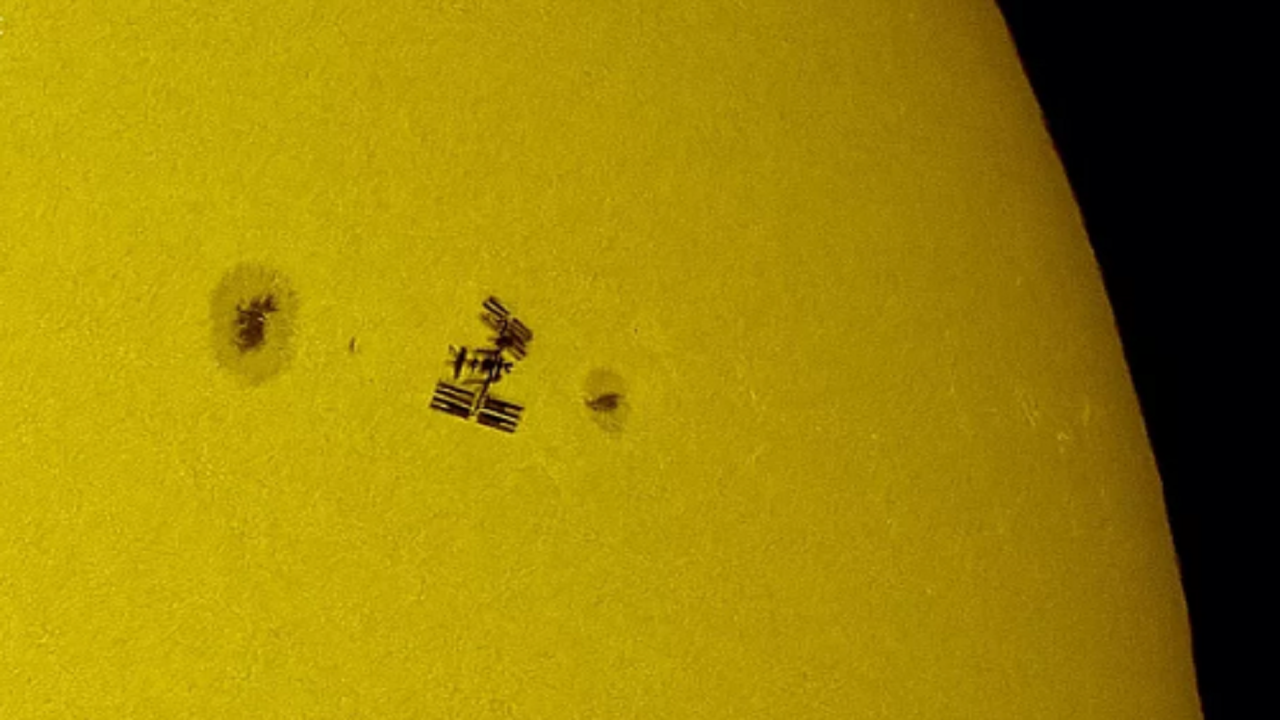 عبور حیرت‌آور ایستگاه فضایی بین‌المللی از جلوی سه لکه غول‌پیکر خورشیدی