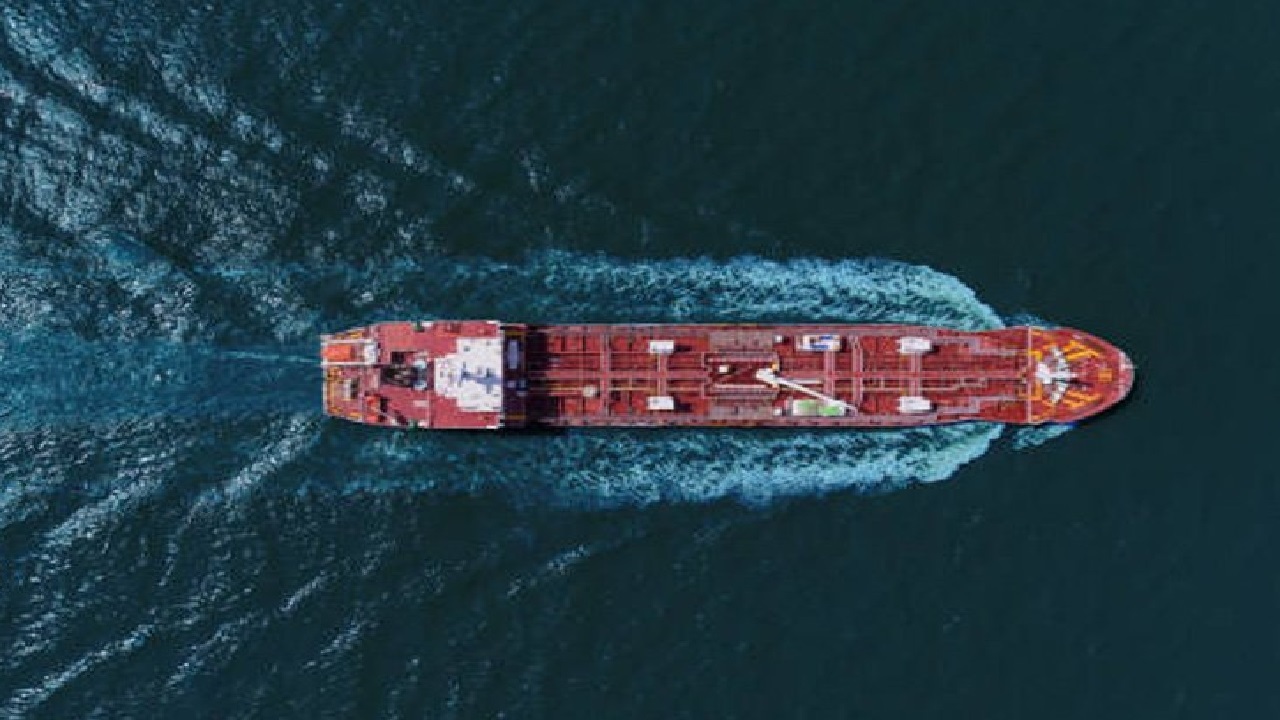 یک نفتکش با پرچم باهاما پس از برخورد با شناور ایرانی متواری شد