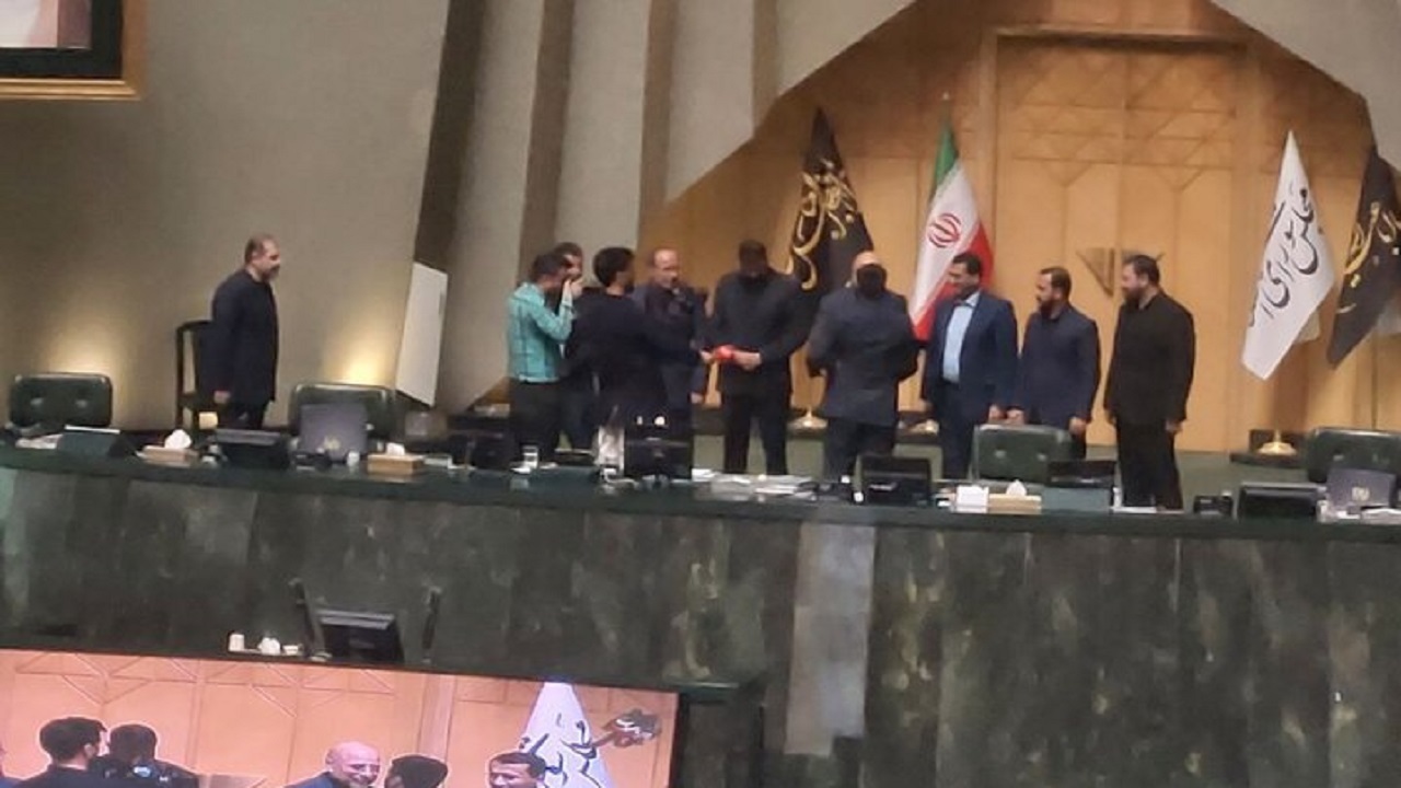 مجلس از قهرمان حادثه تروریستی حرم شاهچراغ تجلیل کرد
