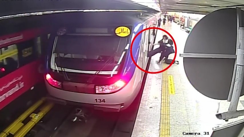 ماجرای بیهوش شدن یک دانش آموز دختر در مترو