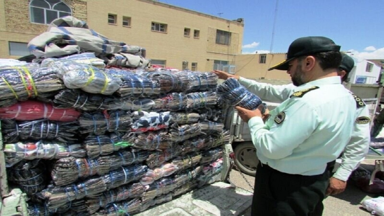 بیش از ۲۰ میلیارد ریال پوشاک قاچاق در بازار تهران کشف شد