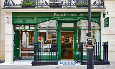 *کتاب‌فروشی «پیتر هرینگتون» 

فهرست زیباترین کتاب‌فروشی‌ها بدون یاد کردن از مغازه‌های لندن ناتمام می‌ماند. «پیتر هرینگتون» از سال 1969 به خرید و فروش کتاب‌های کمیاب مشغول است و افتخارش عرضه نسخه‌های اول و دست‌نوشته‌های اصل نویسندگان است. 