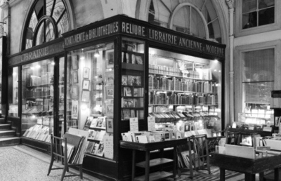 *کتاب‌فروشی «ژوساوم» 

پاریس شاید یکی از زیباترین شهرهای جهان باشد، پس «ژوساوم» درست در جایی که باید، قرار گرفته است. این کتاب‌فروشی که از سال 1826 کار خود را آغاز کرده‌، همه نوع کتابی از جمله تاریخی‌،‌ ادبی‌، شعر و... را به عاشقان ادبیات ارائه می‌کند. «ژوساوم» یکی از رومانتیک‌ترین مکان‌ها برای دوست‌داران کتاب به حساب می‌آید. 