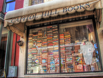 *کتاب‌فروشی «کاپیتول هیل» 

کتاب‌فروشی «کاپیتول هیل» در دو طبقه که در خیابان «کاپیتول هیل» واشنگتن واقع است‌، مامن کتاب‌های دست‌ دوم‌، نایاب و نسخه‌های چاپ اول است. به نظر می‌رسد پنجره‌ها توان نگه داشتن این حجم وسیع از کتاب‌ را ندارند و هر لحظه امکان دارد کتاب‌ها به خیابان بریزند. 