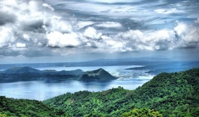 دریاچه تال
در فاصله ۳۷.۲۸ مایلی (۶۰ کیلومتر) جنوب مانیلا واقع شده و شهرتش را مدیون دو ویژگی است: عمیق‌ترین دریاچه در فیلیپین با عمق ۵۶۴ پا (۱۷۲متر) و دربرگیری یکی از کوچکترین اما فعال‌ترین آتشفشان‌های جهان.