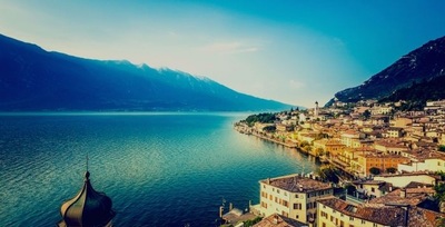 دریاچه گاردا
بزرگترین دریاچه ایتالیاست. ساحل جنوبی آن با چشمه‌های داغ و ویلاهای هزار رنگ رفت و آمد بسیاری به خود می‌بیند.