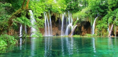 دریاچه‌های پلیتوایس
۱۶ دریاچه سبز-آبی کرواسی به صدها آبشار متصل بوده و آب آن به طور شگفت‌آوری شفاف است و تخته‌های چوبی مسیر قدم‌زنی به اطراف هستند. مسیرهایی با مناظر رویایی به خصوص در کنار آبشار ۲۳۰ پایی (۷۰متری) ولیکی‌سلپ (Veliki Slap).