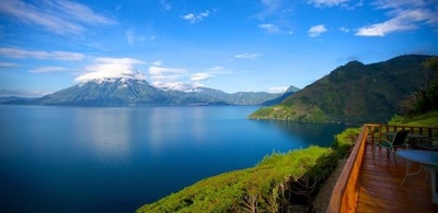 دریاچه آتیتلان

در یک مایلی ارتفاعات گواتمالا. این دریاچه پای آتشفشان‌های مخروطی‌شکل عظیمی آرمیده است.
