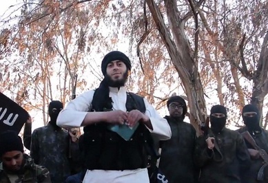یکی از عناصر خارجی داعش پاسپورت خود را جلوی دوربین پاره می‌کند.