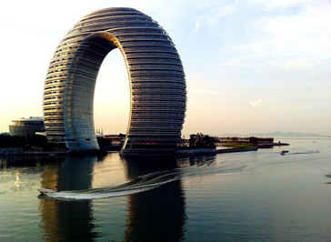 هتل شراتون، هوژو، چین:
این هتل به شکل حلقه در ساحل رودخانه زیبای تایهو بنا شده است و یکی از مهم ترین سمبل های معماری چینی می باشد.