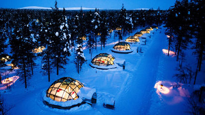 هتل کاکسلاتانن، فنلاند:
این هتل در لاپلند فنلاند ” سرزمین بابانوئل” بنا شده است و به میهمانان خود شانس اقامت در کلبه های شیشه ای که می توان شب ها ستاره های آسمان را از داخل آن ها تماشا کرد می دهد.