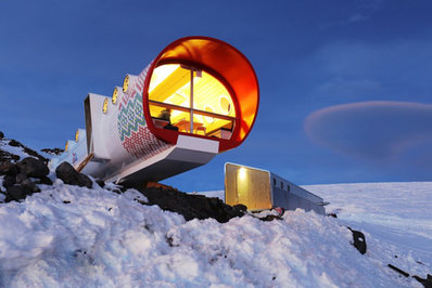 هتل لیپروس اکو، کاباردینو-بالکاریا، روس:
این هتل یکی از بزرگترین هتل های دنیاست که در شیب کوه البروس بناش شده است. اتاق های این هتل شبیه به سفینه های فضایی است و تمام نیروی برق خود را از باتری های خورشیدی دریافت می کند. این برای کسانی که به سفرهای زمستانی علاقه زیادی دارند مناسب است.