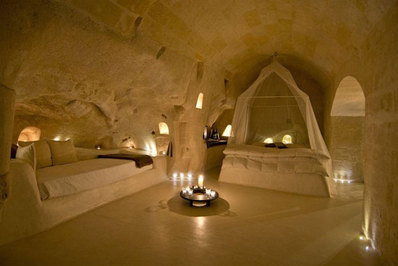 سنت آنجلو، ایتالیا:
این هتل که در دل صخره ها بنا شده است از میهمانان خود دعوت می کند که همانند غارنشینان زندگی کنند.